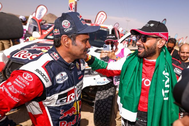 優勝したナッサー・アル-アティヤ（左）と、総合3位表彰台を獲得した地元サウジアラビア人ドライバーのヤジード・アル・ラジ（右）　ダカールラリー2022
