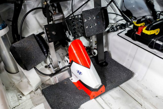 チームメイトのマーク・ウィルキンスは足でペダルを操作するため、ボタンひとつでハンドドライブを解除することができるようになっている