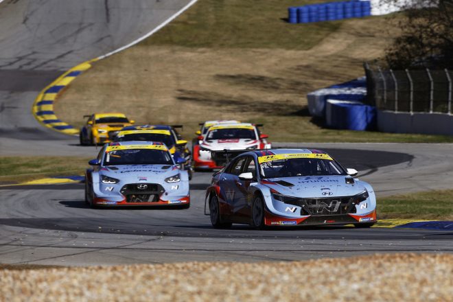 ブライアン・ハータ・オートスポーツのヒュンダイ・エラントラN TCR(右)