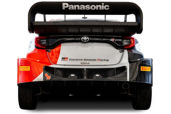 トヨタGRヤリス・ラリー1は、トヨタ・ヤリスWRCではセンター出しだった排気管が右寄りに配置された