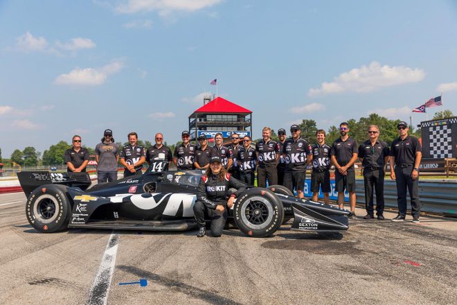 ミドオハイオでAJフォイト・レーシングからテストを行った際のタチアナ・カルデロンとチーム