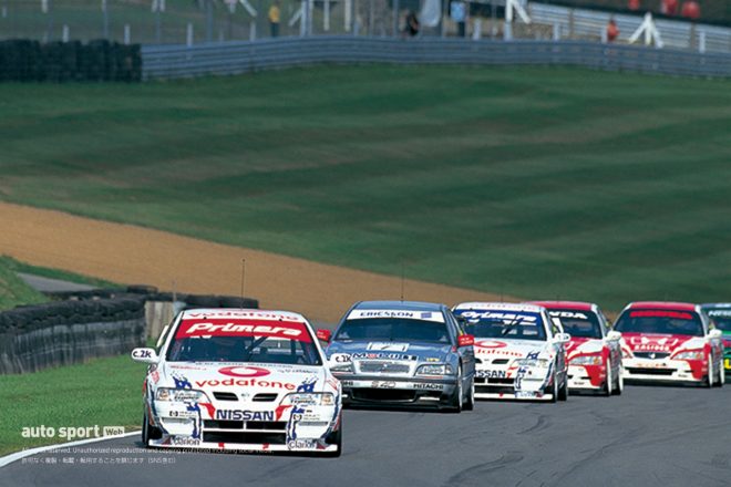 英国でも日本と同じくレイ・マロックが車両を製作して、イギリスツーリングカー選手権（BTCC）に挑んだP11型のプリメーラ。1999年のBTCCでは、23号車をドライブしたローレン・アイエロがドライバーズチャンピオンになった。