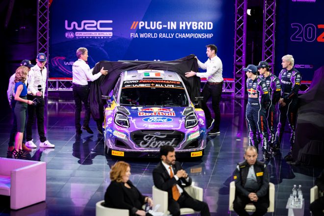 ローンチイベントでアンベイルされるフォード・プーマ・ラリー1。開幕戦ではクレイグ・ブリーン、アドリアン・フルモー、ガス・グリーンスミスに加えて“レジェンド”セバスチャン・ローブがステアリングを握る