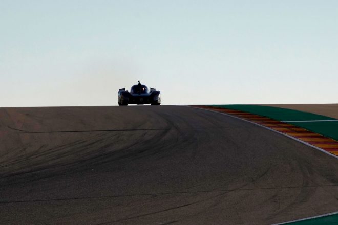 スペインのモーターランド・アラゴンでテストを行うプジョー9X8