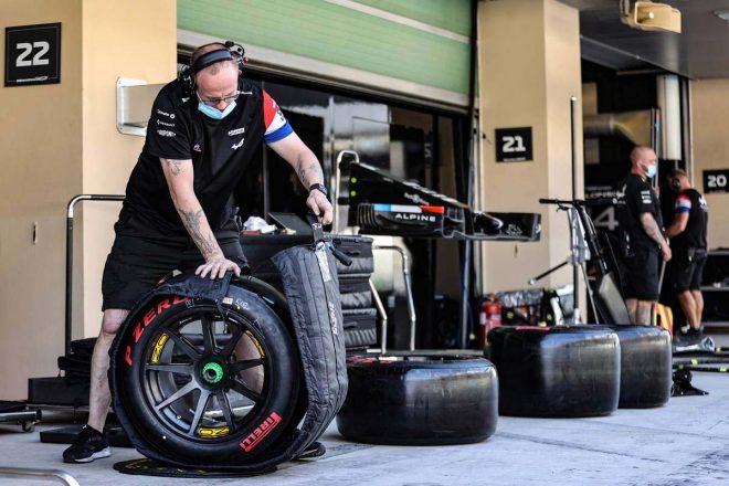 作業をするアルピーヌF1のメカニック