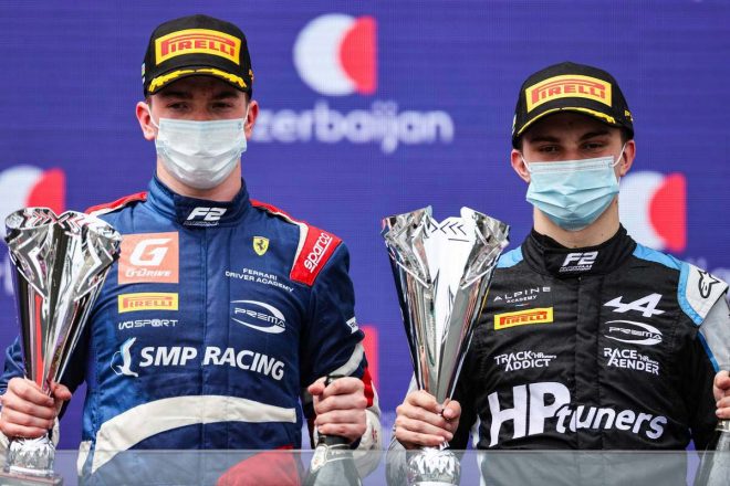 2021年はFiA-F2でチームメイトだったロバート・シュワルツマン（左）、オスカー・ピアストリ（右）