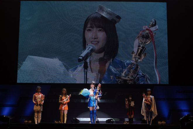 オートサロンのステージでグランプリ獲得の喜びをコメントする川瀬もえさん