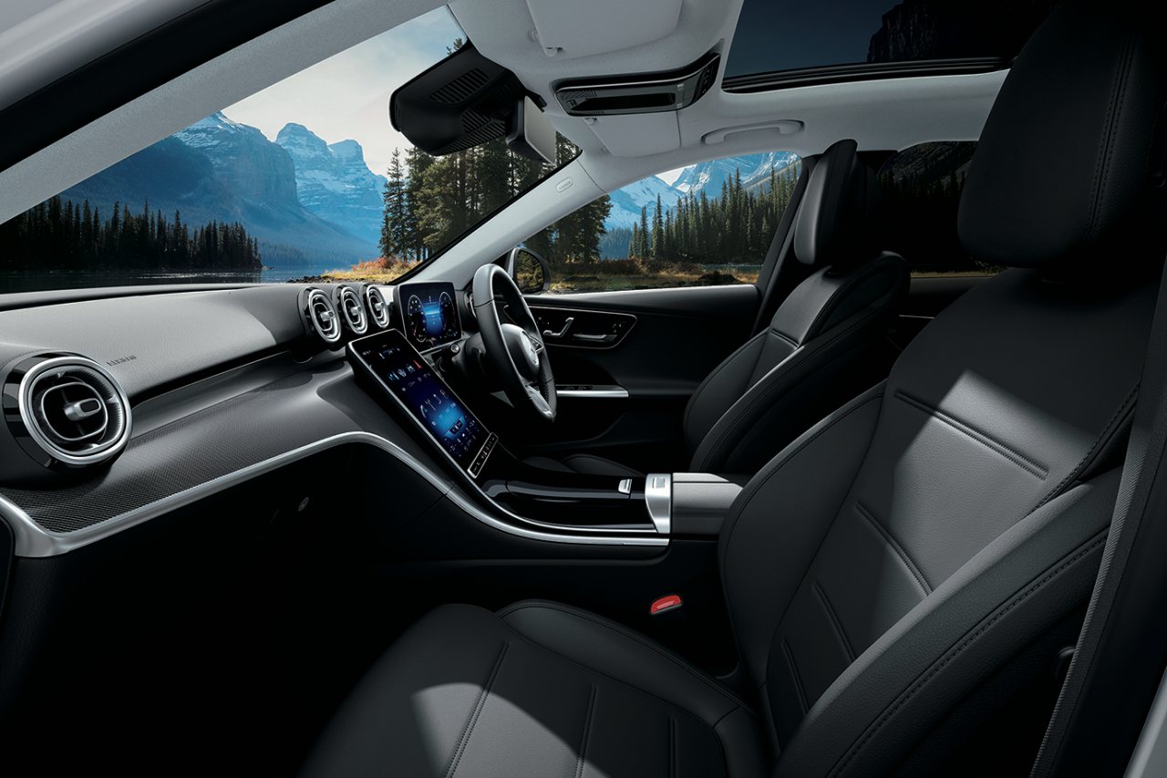 スイッチ操作ひとつでエンジンや9速ATの『9G-TRONIC』の特性を切り替える“DYNAMIC SELECT”も搭載し、同車専用となる“OFFROAD”と“OFFROAD+”のふたつのモードも追加