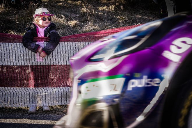 第90回ラリー・モンテカルロの展開を見守る小さなスペクテーター