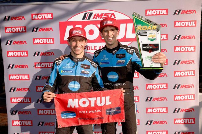 予選レースを制し、『モチュール・ポール・アワード』を手にした10号車アキュラのフィリペ・アルバカーキとリッキー・テイラー