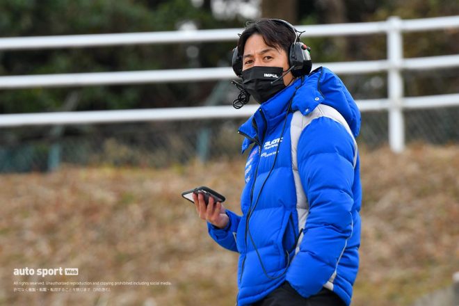 スーパーGT鈴鹿メーカーテストで、タイムを見ながらS字から走りをチェックしていた星野一樹