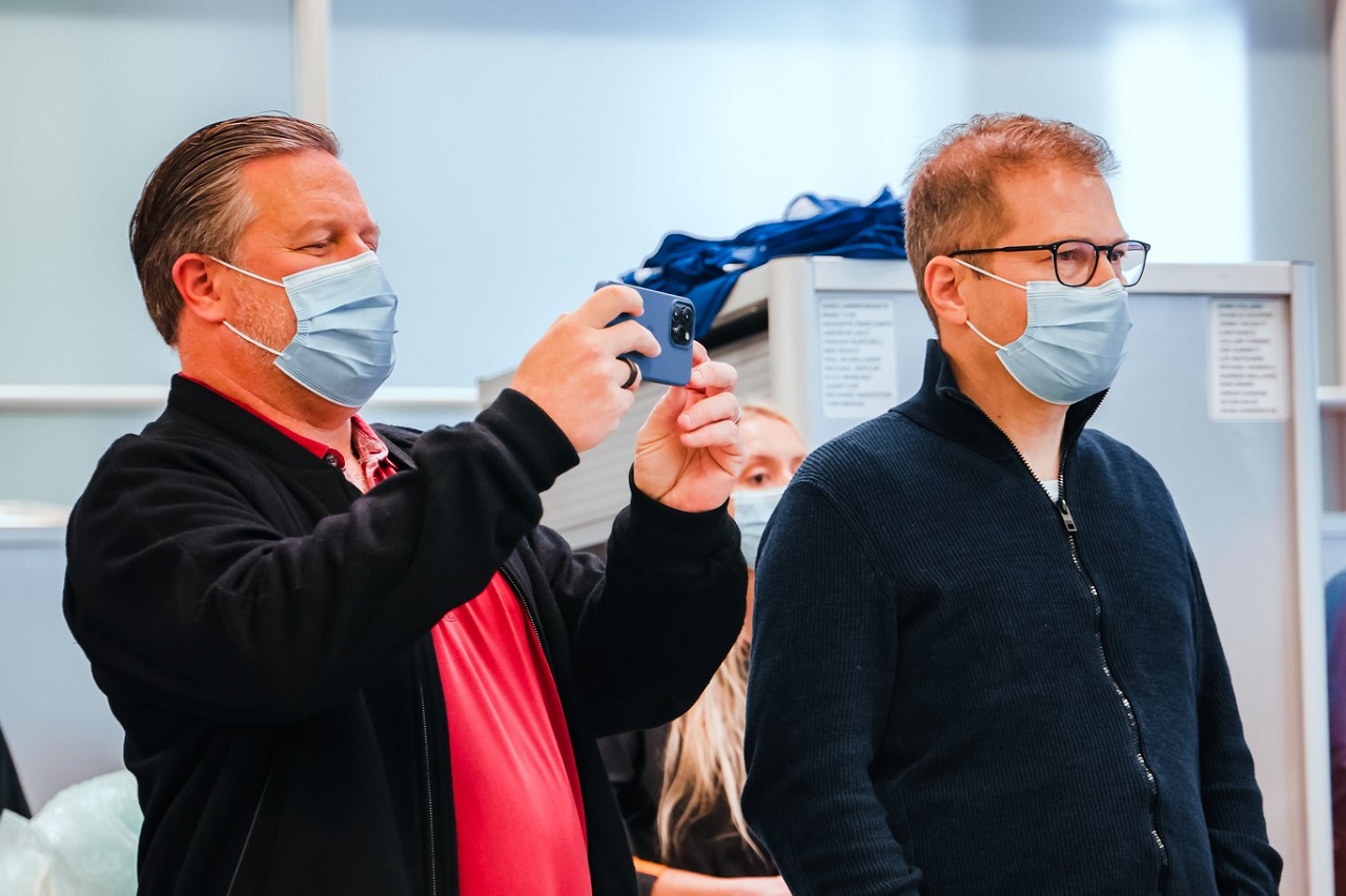 2022年型F1『MCL36・メルセデス』の初始動に立ち会う最高経営責任者ザク・ブラウンとチーム代表アンドレアス・ザイドル（マクラーレン）