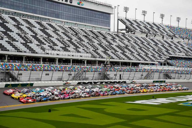 現地時間26日水曜に行われた、第60回デイトナ24時間レース出場全車のグループフォトセッション