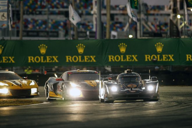 12時間経過時点でレースをリードしているJDCミラー・モータースポーツの5号車キャデラックDPi-V.R