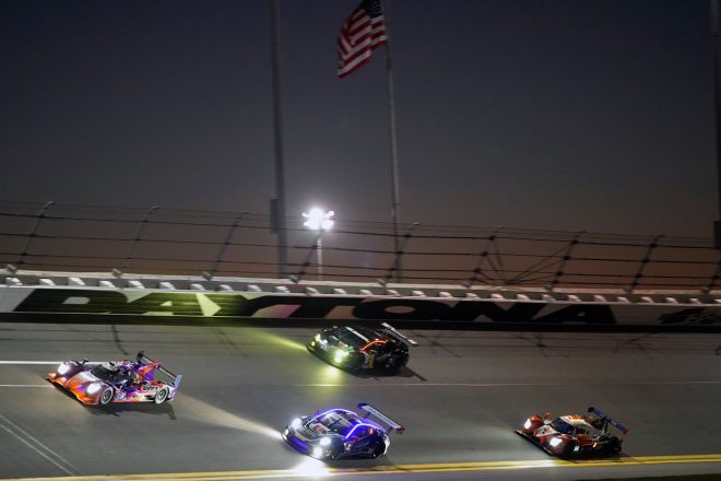 LMP2クラスの首位を走るPR1マティアセン・モータースポーツの52号車オレカ（左端）