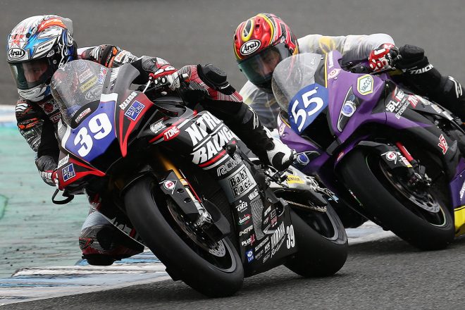 スリックタイヤ（左）とレインタイヤ（右）に分かれる。スクリーンにも雨粒が確認できる