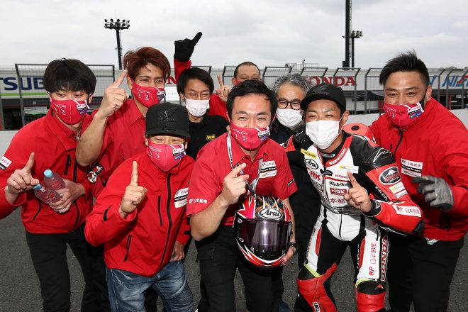 手島雄介監督率いる日本郵便HondaDream TP。高橋裕紀選手の優勝に歓喜