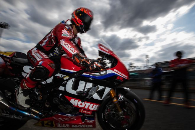 コースへ向かう渡辺一樹選手（YOSHIMURA SERT MOTUL）