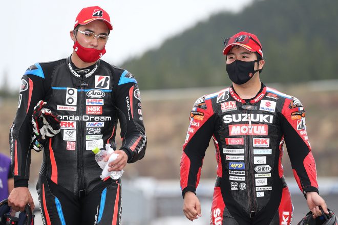 レース2終了後、表彰式から記者会見場へ向かう3位濱原颯道選手（左）と2位渡辺一樹選手（右）