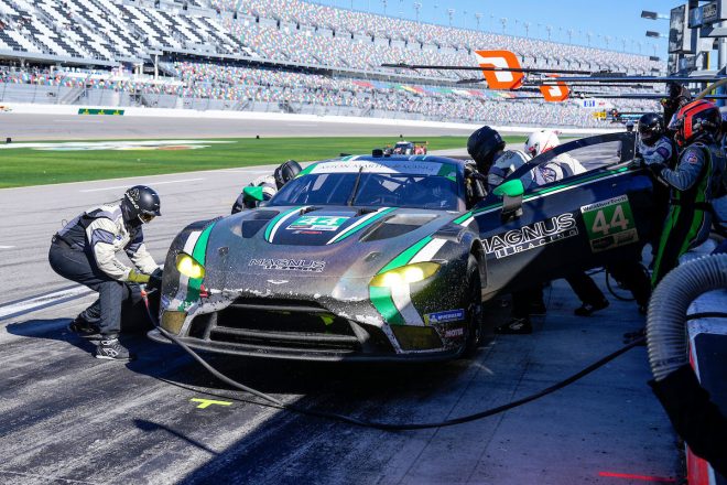 マグナス・レーシングの44号車アストンマーティン・バンテージGT3