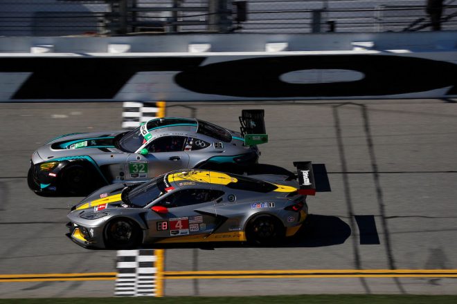 32号車メルセデスAMG GT3（奥）と4号車シボレー・コルベットC8.R GTD（手前）