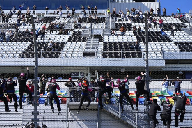 スパイダーマンアクションで喜びを表現するエリオ・カストロネベスとMSRの面々