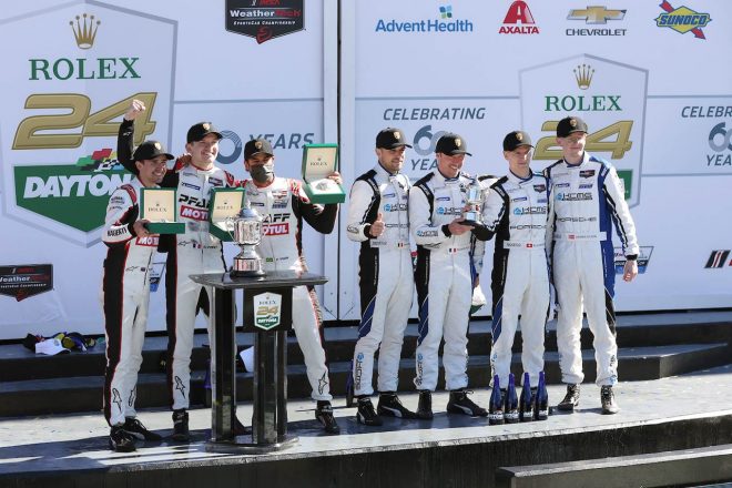 優勝したパフ・モータースポーツのクルー（左）と3位となったKCMGのクルー。KCMG の左端がファントール