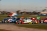 GTDクラスのメルセデスAMG GT3を間に挟んでバトルする2台のポルシェ911 GT3 R