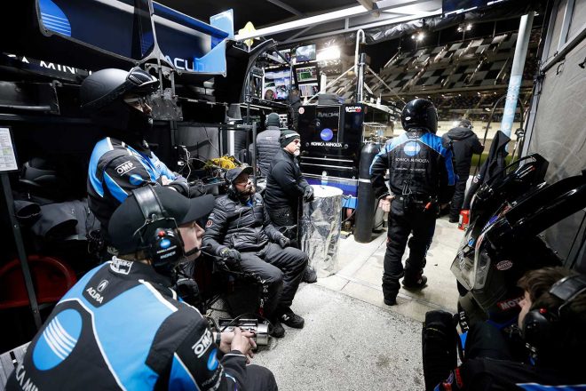 夜、ピットで戦況を見守るWTR10号車のチームクルー