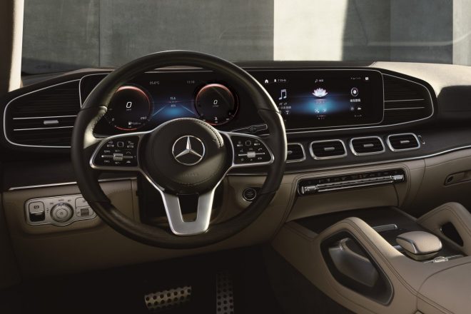 『GLS400d 4MATIC』では、使い慣れたスマートフォンのアプリを車内のメディアディスプレイで使用可能な"スマートフォン連携機能"が標準装備に