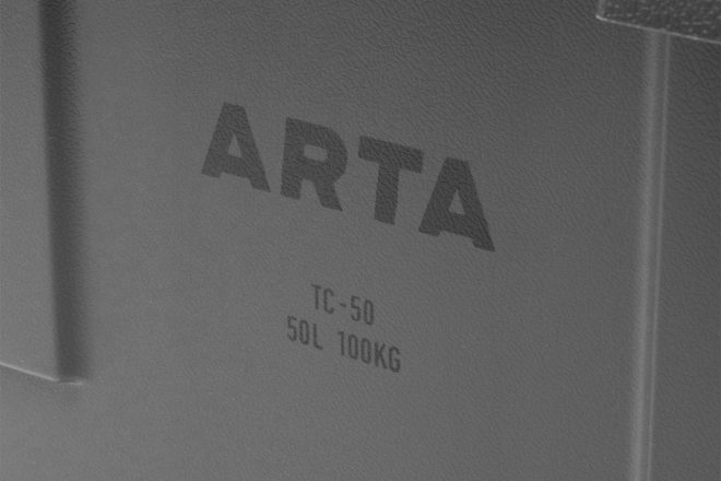 ワンポイントでARTAのロゴが入るクールなデザイン。