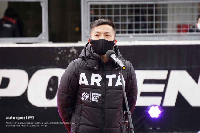 オープニングセレモニーでコメントする野尻智紀