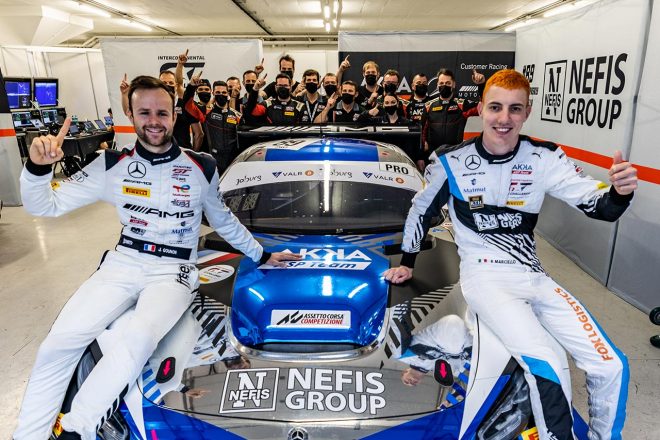 プレクオリファイの結果ポールポジションを獲得し喜ぶアッカASPのラファエル・マルチェッロとジュール・グーノン