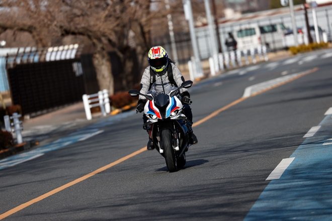 公道でBMW M1000RRの慣らしをする関口太郎（SANMEI Team TARO PLUSONE）