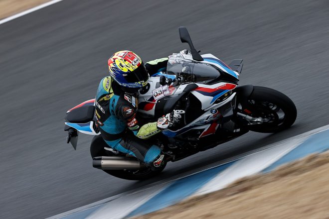 ツインリンクもてぎでBMW M1000RRを走らせる関口太郎（SANMEI Team TARO PLUSONE）