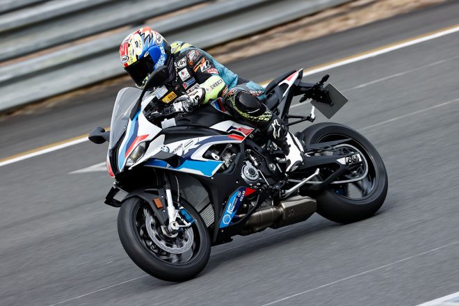 ツインリンクもてぎでBMW M1000RRを走らせる関口太郎（SANMEI Team TARO PLUSONE）