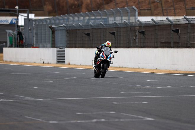 ツインリンクもてぎでBMW M1000RRを走らせる関口太郎（SANMEI Team TARO PLUSONE）