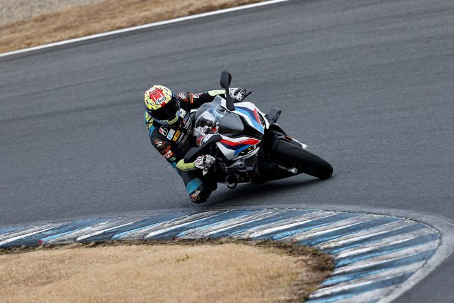ツインリンクもてぎでBMW M1000RRを走らせる関口太郎（SANMEI Team TARO PLUSONE）