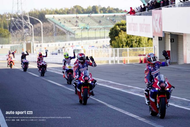 ピットレーンに戻り、ファンに手を振る水野涼と高橋巧