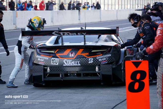 スーパーGTのデモレースで山本尚貴にドライバー交代するSTANLEY NSX-GT