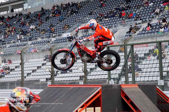 トライアルバイクショースペシャルでは台の上でジャンプするシーンも