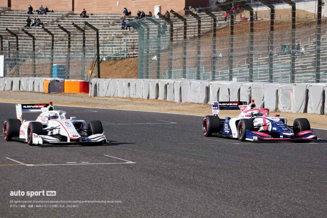 スーパーフォーミュラのショーラン中には山本尚貴と牧野任祐がランデブーするシーンも