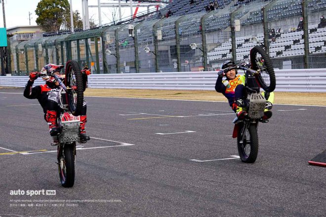 メインストレートで行われたトライアルバイク・スペシャル