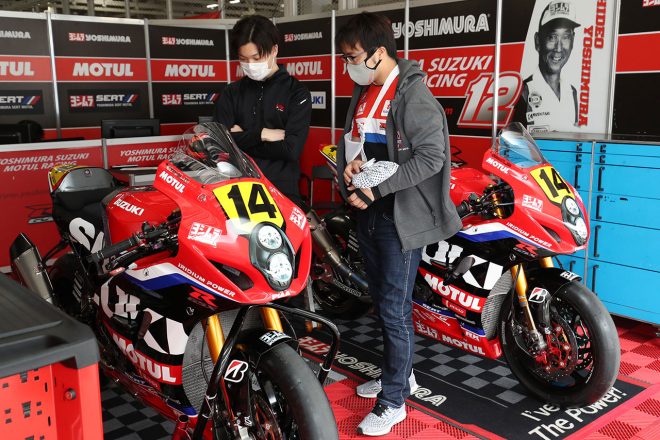 YOSHIMURA SERT MOTULのピット。渡辺一樹選手（右）三角巾と氷嚢が痛々しい。左は全日本スーパーフォーミュラ・ライツに参戦中の名取鉄平選手。同じ山梨県出身