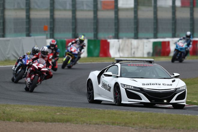 レース1、セーフティカーによる先導