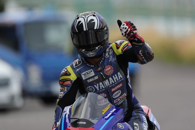 レース1、パルクフェルメに向かう中須賀克行選手