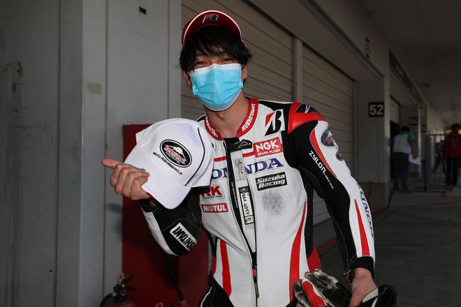 レース2、パルクフェルメから表彰式へ向かう、Honda Suzuka Racing Team亀井雄大選手