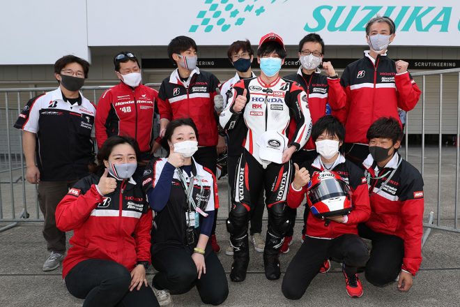 レース2終了後、パルクフェルメにて。Honda Suzuka Racing Teamは、本田技研工業株式会社鈴鹿製作所の従業員によって構成されるクラブチーム。2021年、亀井雄大選手は部長に就任