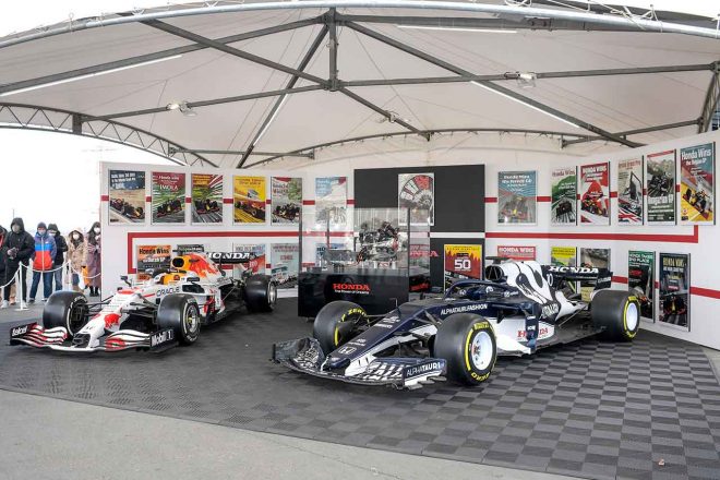 ホンダレーシングサンクスデー2021-2022に展示されたトルコGP特別カラーのレッドブルRB16BとアルファタウリAT02