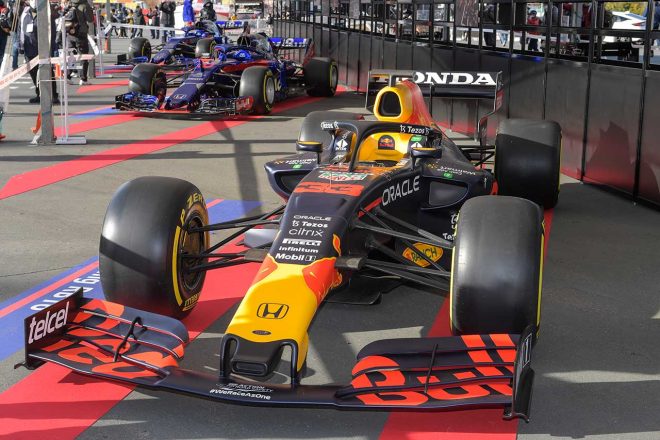 ホンダレーシングサンクスデー2021-2022で展示が行われたレッドブルとトロロッソのF1マシン